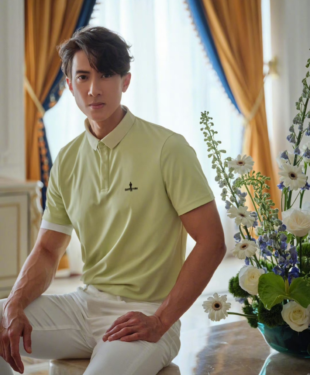 吴尊亮相活动帅回飞轮海时期,手臂长期锻炼特别健壮,脸上看不出什么