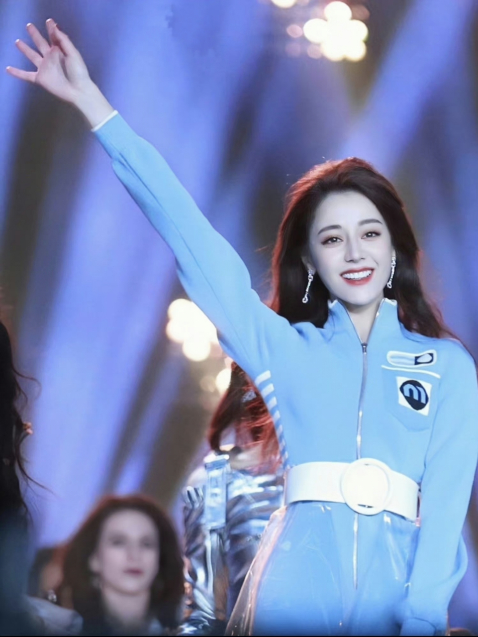 迪丽热巴的手好长好细啊