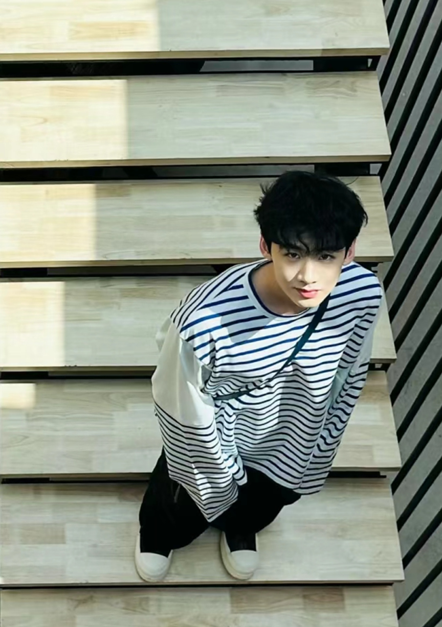 白敬亭晒生活照化身阳光少年模样,站在楼梯上看镜头,太会选角度了.