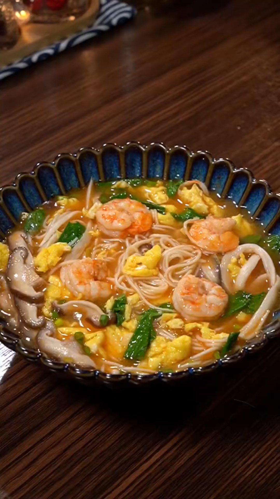 这个鲜虾鸡蛋面,营养美味,好吃好看,孩子吃了蹭蹭长个-度小视