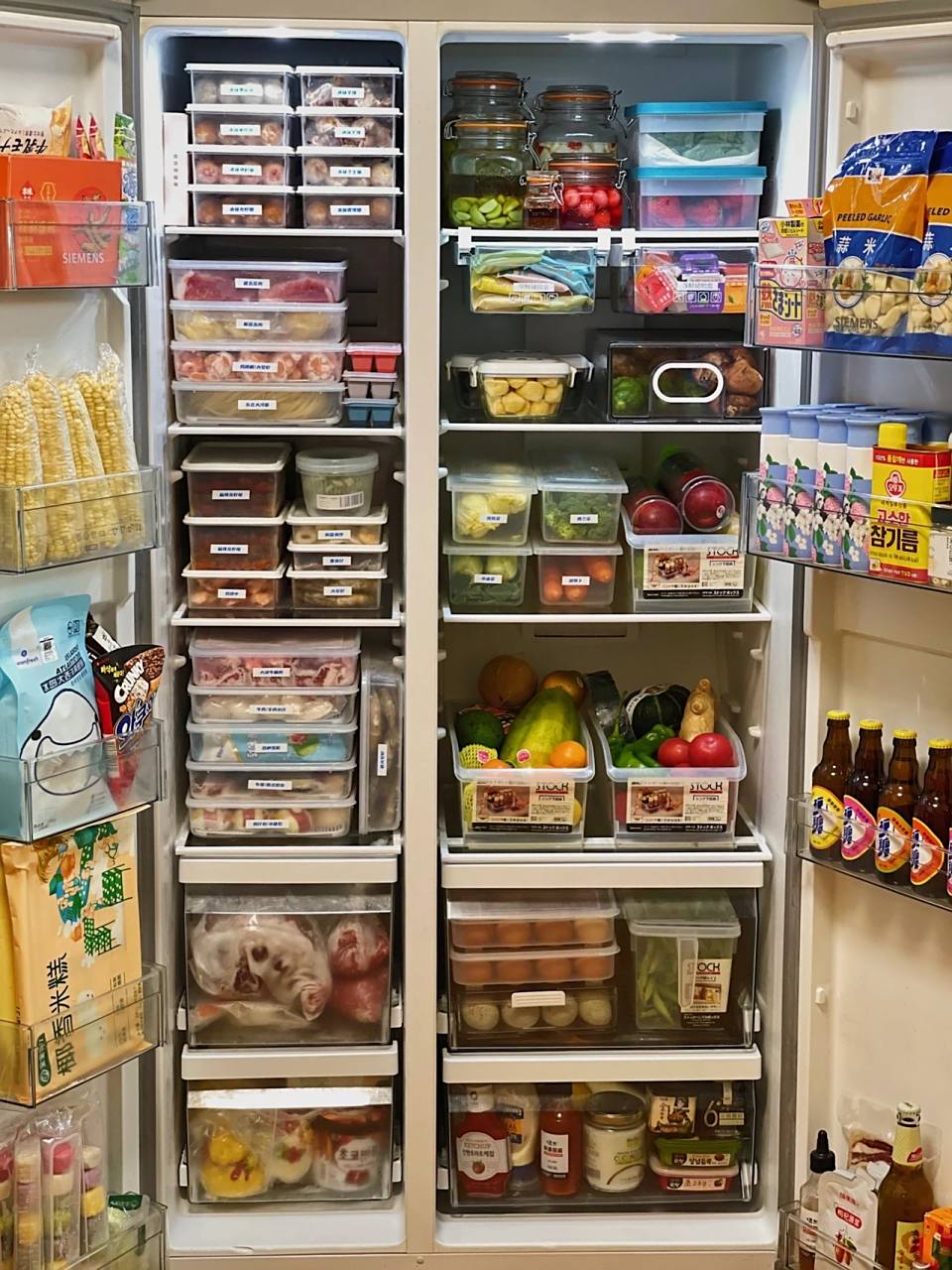 冰箱里,放满了各种各样的食物,而且摆放很整整齐齐!