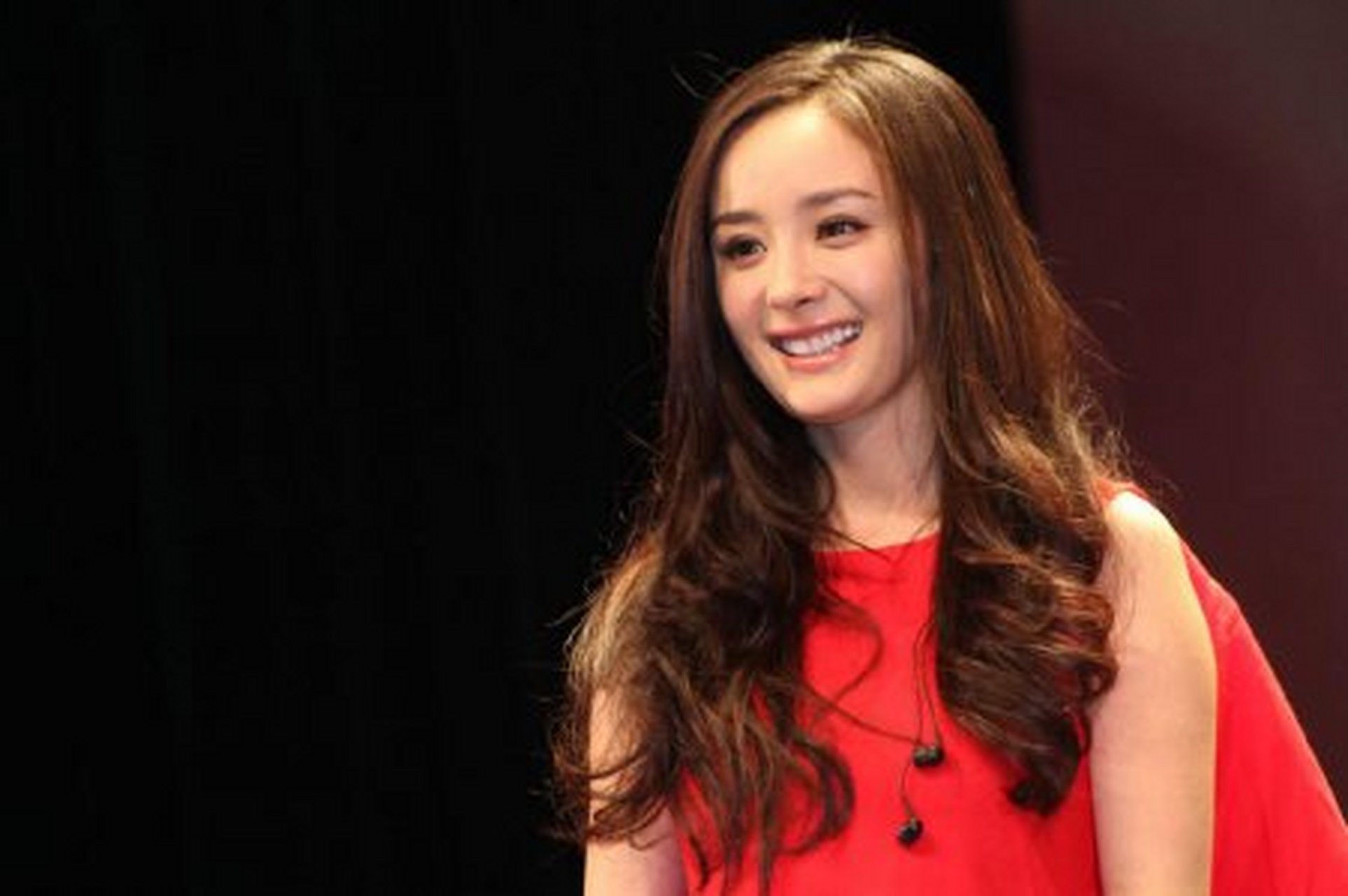 杨幂的大伯杨晓京是一个非常了不起的人物,他是清华教授,博士生导师