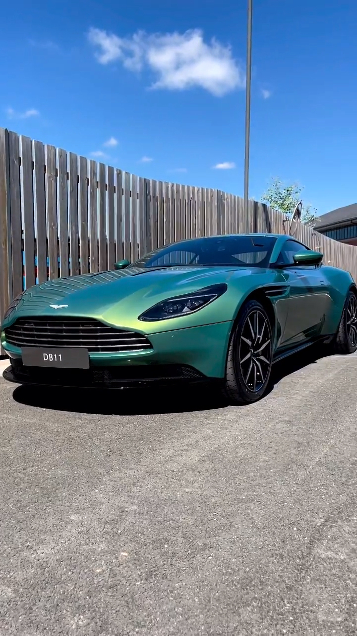 绿色阿斯顿马丁db11太帅了你喜欢吗
