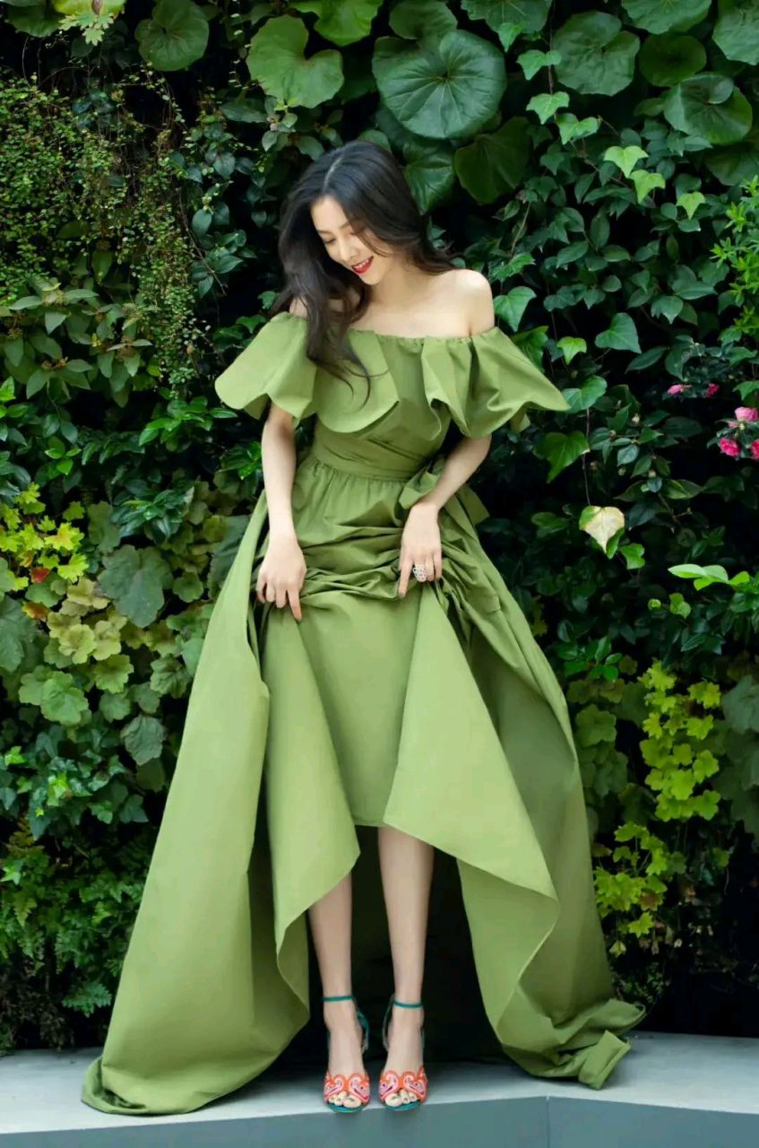 白皙的皮肤,修长的身材,宋妍霏这套绿色的抹胸长裙太漂亮了#宋妍霏