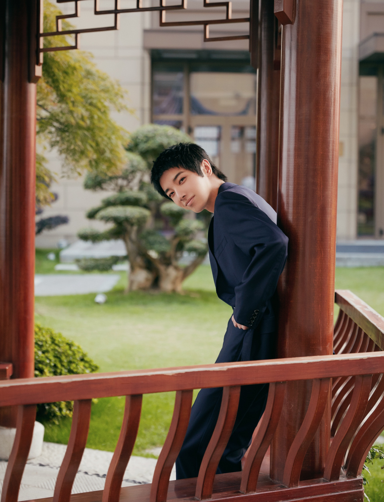 华晨宇品牌直播活动造型,深蓝西装内搭白t,是温柔俊逸的儒雅少年