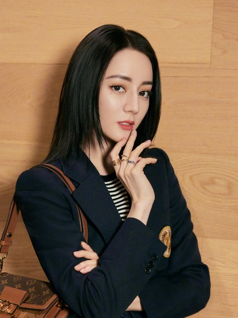 看穿着职业装的迪丽热巴,妖娆性感,美丽大方!女人味十足!