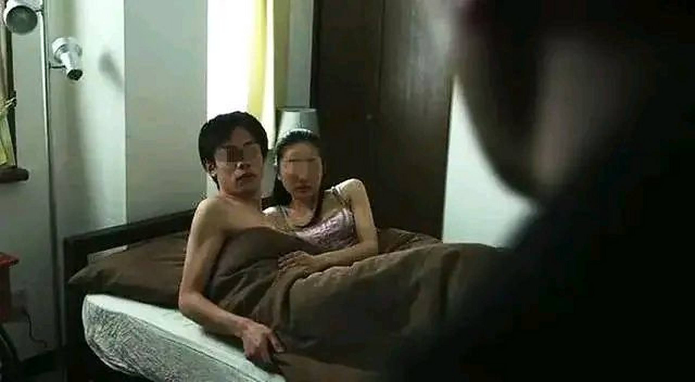 这张照片令人震惊,画面不堪入目,细节之间透露着出轨人心理的复杂纠葛