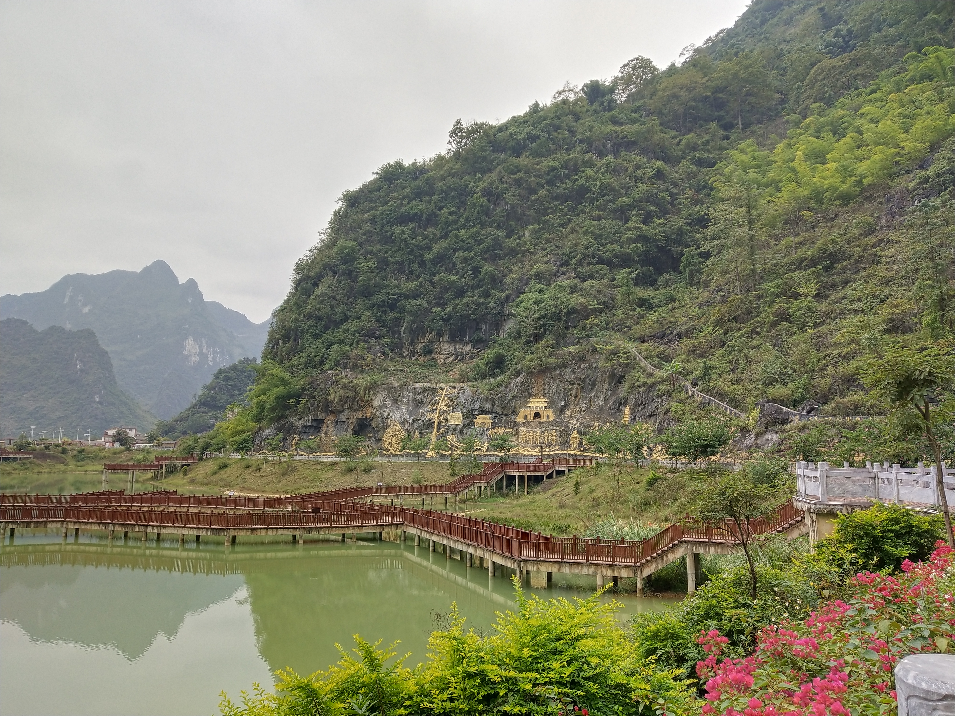 青山绿水凌云浩坤湖