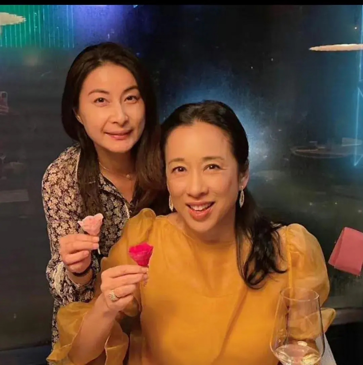 郭晶晶在社交平台晒照为63岁婆婆朱玲玲庆生.