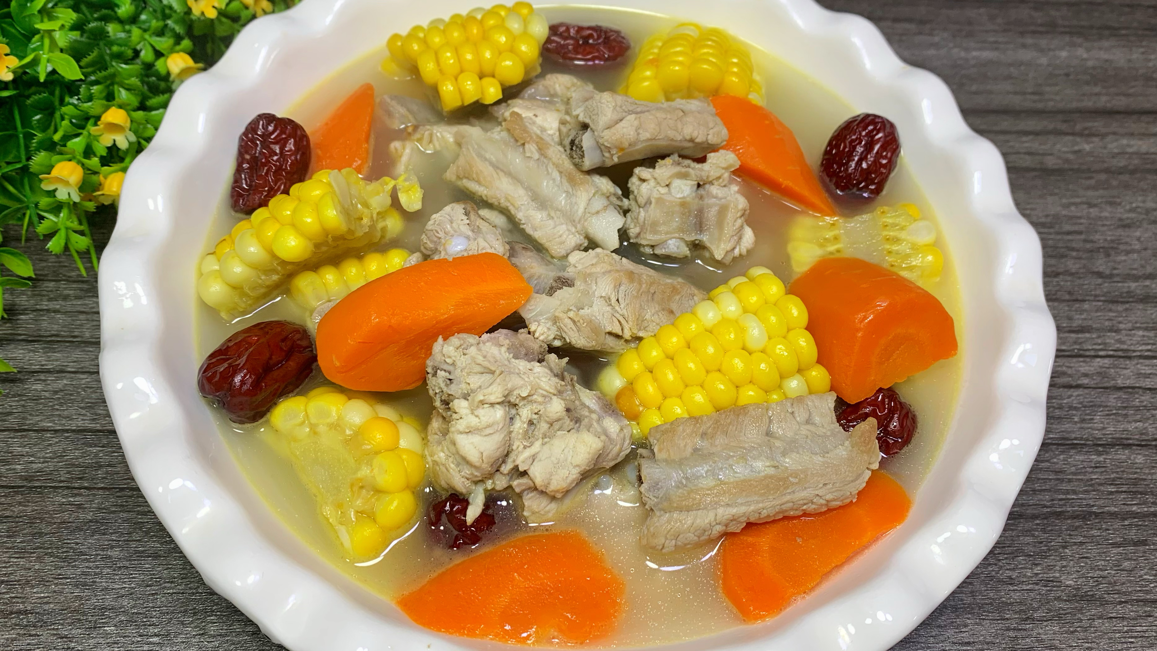 没想到玉米排骨汤这样炖,汤白味鲜,肉嫩软烂,全家人都爱喝