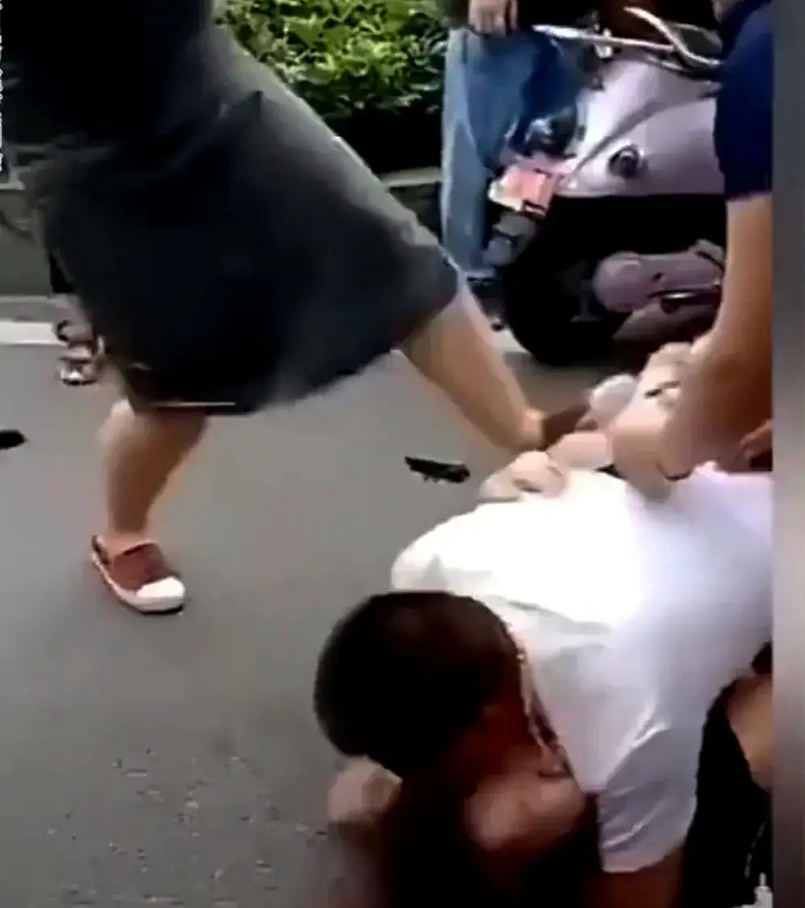 抓小三现场,男子的表现真是令小三太感动了,原配带着闺蜜街头抓小三