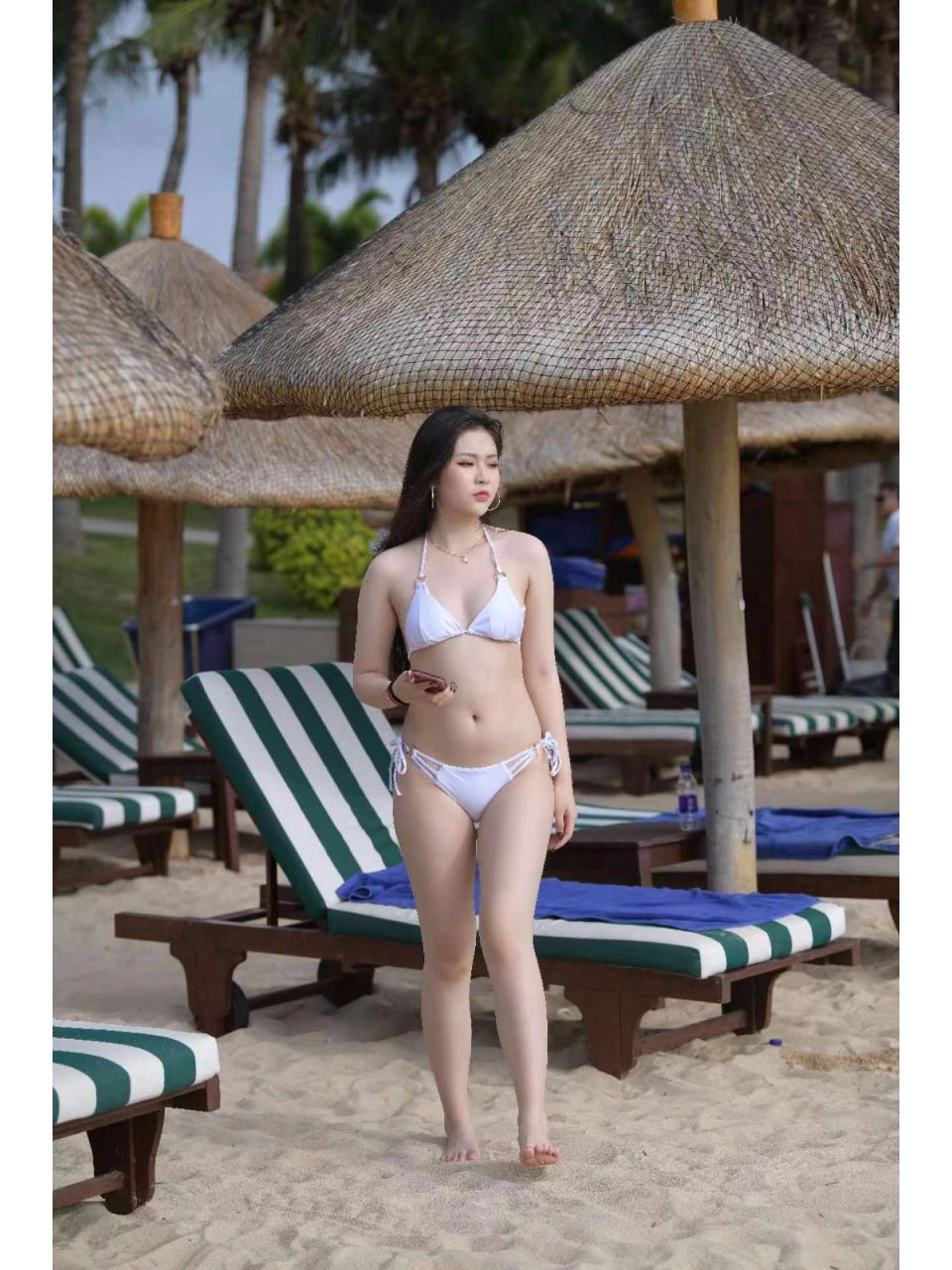 三亚沙滩白色比基尼泳装打卡 微胖身材,皮肤白皙,气质优雅.