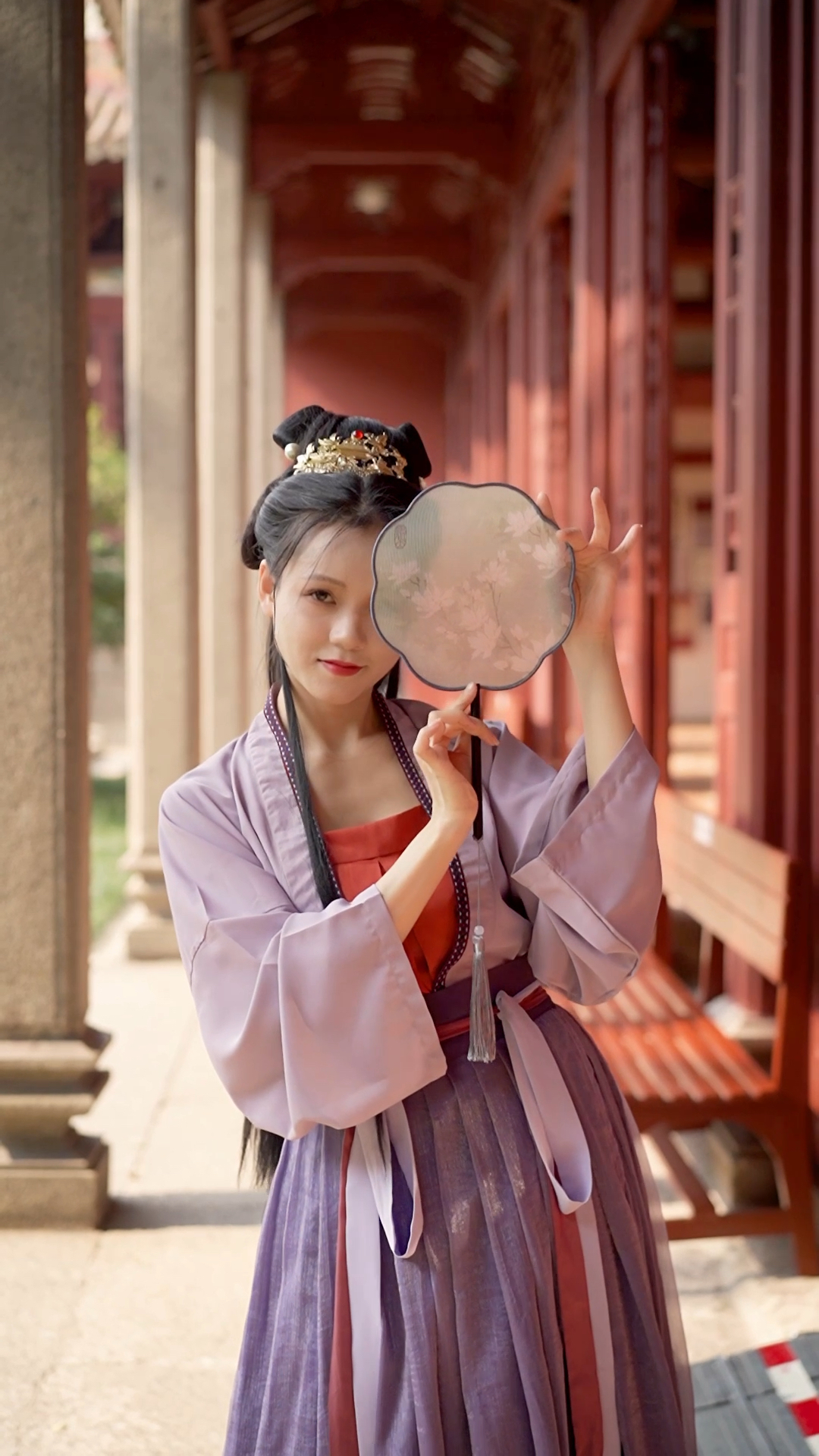 古代女子的扇子是有妙用的比如提扇掩面半遮羞试问那个男子见了不心动