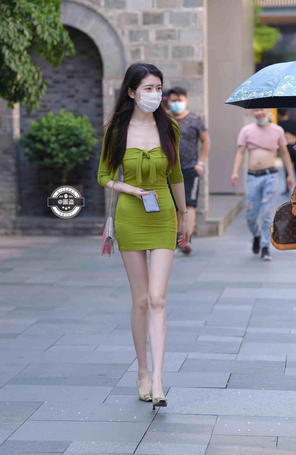 舒适时尚的短裙打造时尚女神穿搭,千姿百态性感可人,精致生动