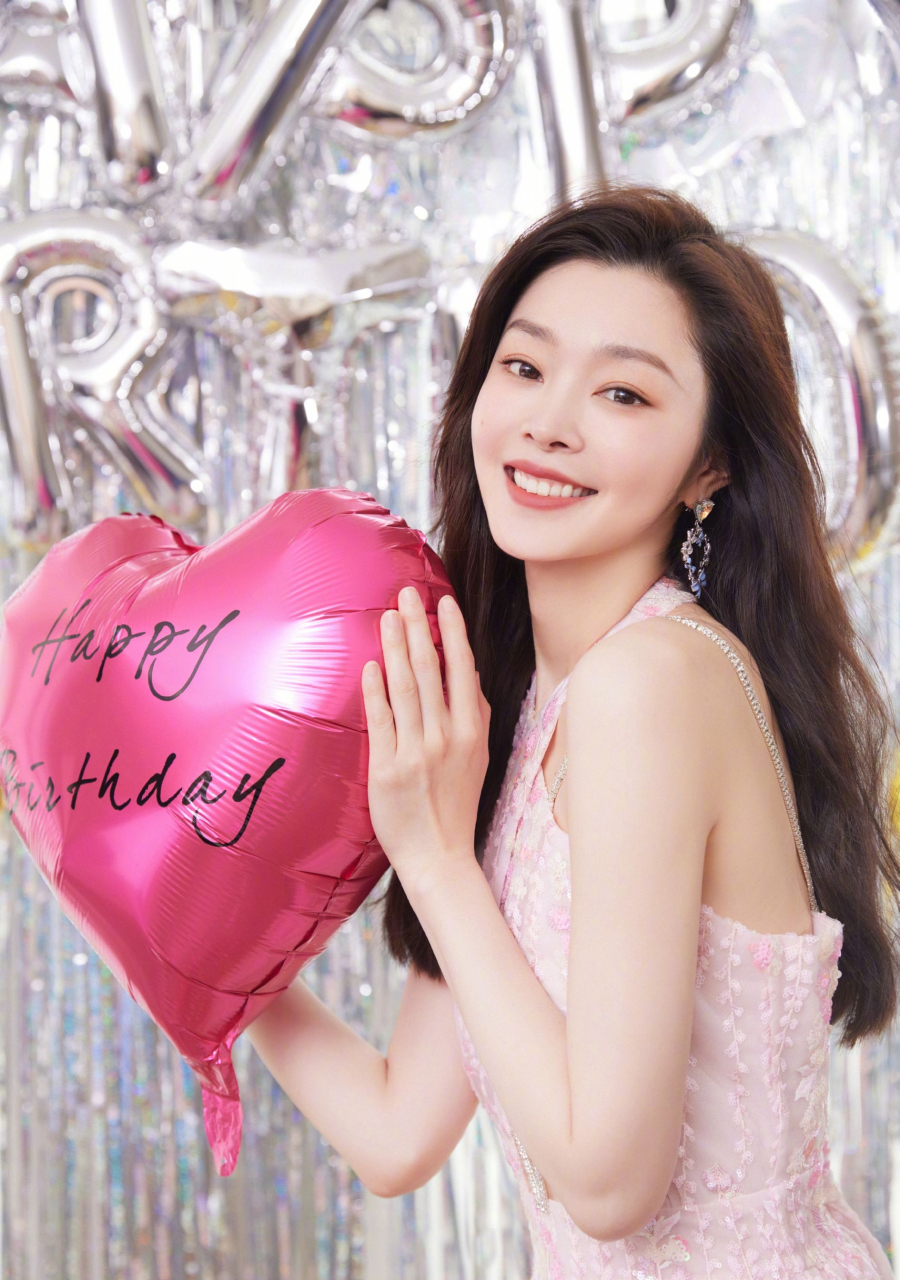 宋轶生日晒图配文:您的好友做了一个吹蜡烛的大动作 并许下今年第一个