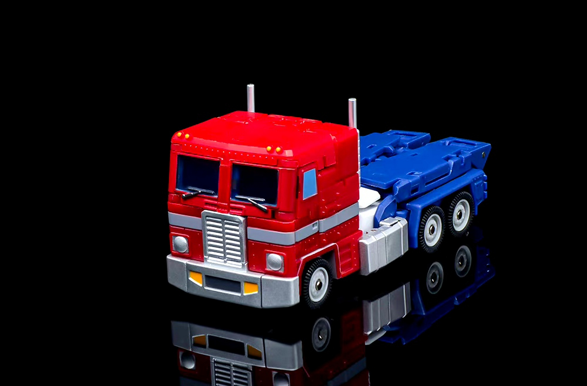 模型欣赏:魔方玩具 ms-b46e 胜利之光(小比例擎天柱),无车厢版.