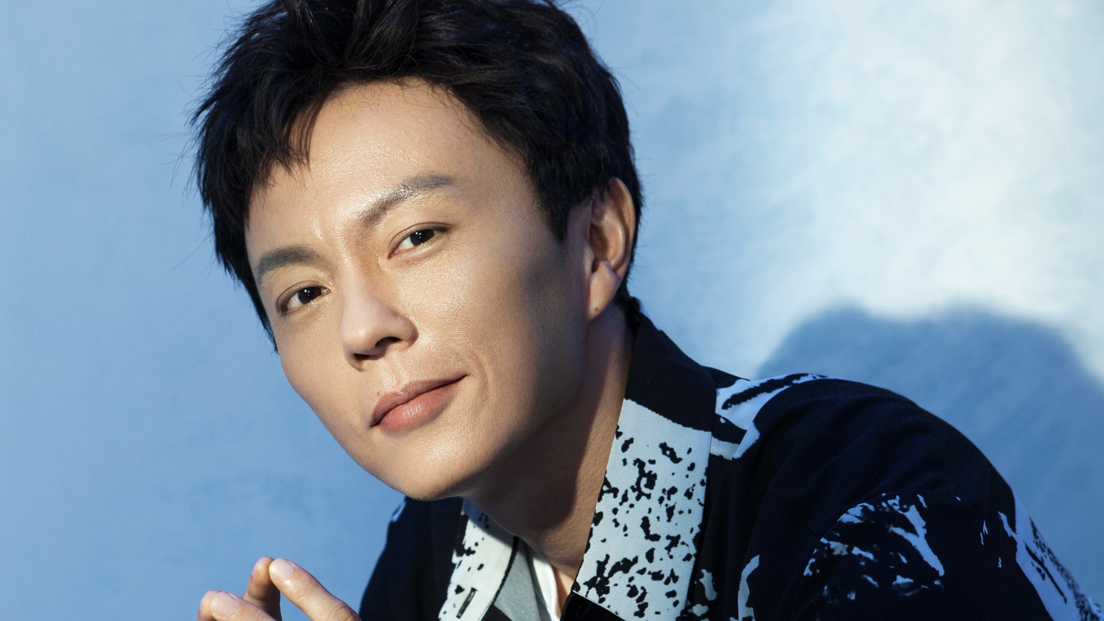 谢苗可以说是童星出道,武功不俗,和巨星李连杰搭档演过电影《给爸爸的