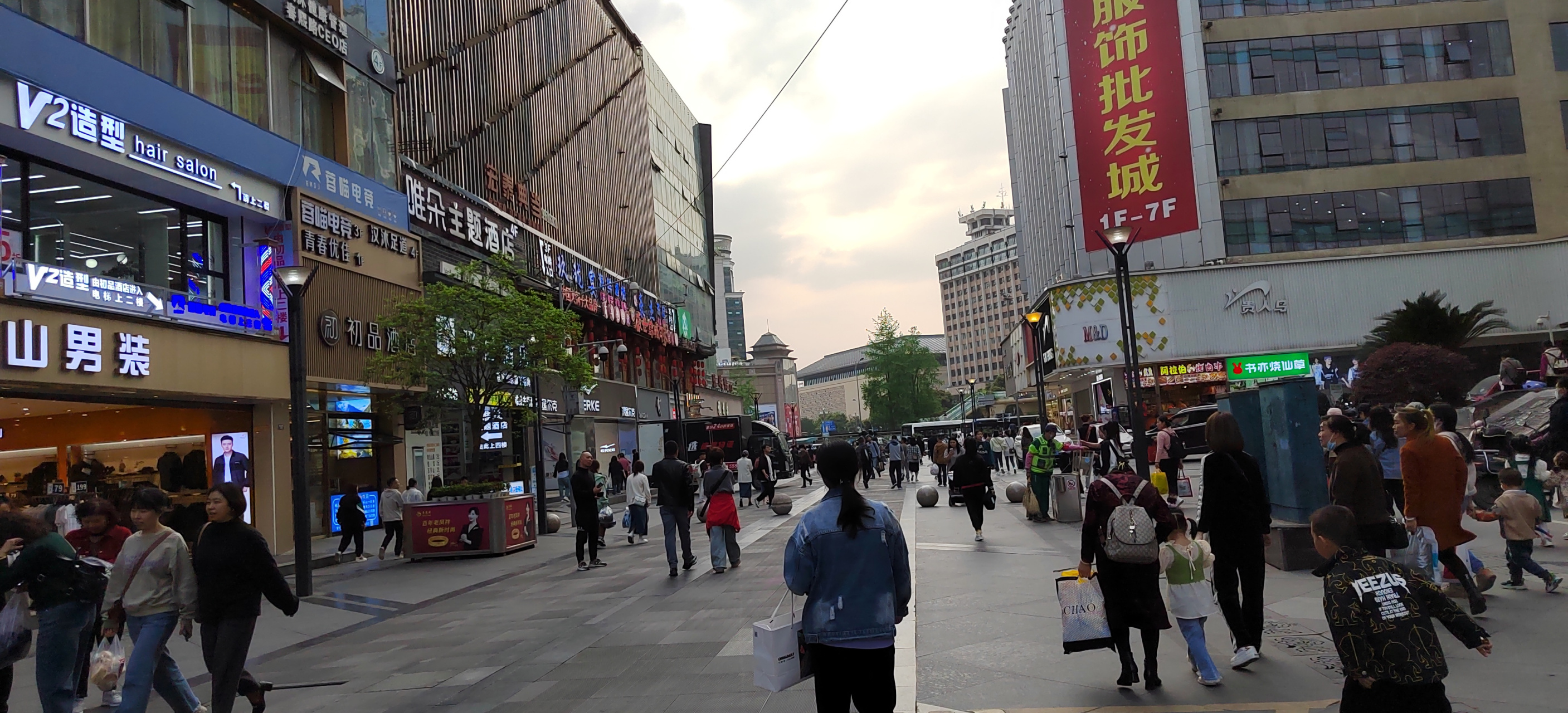 4月8日18:08分 成都春熙路九龙现场