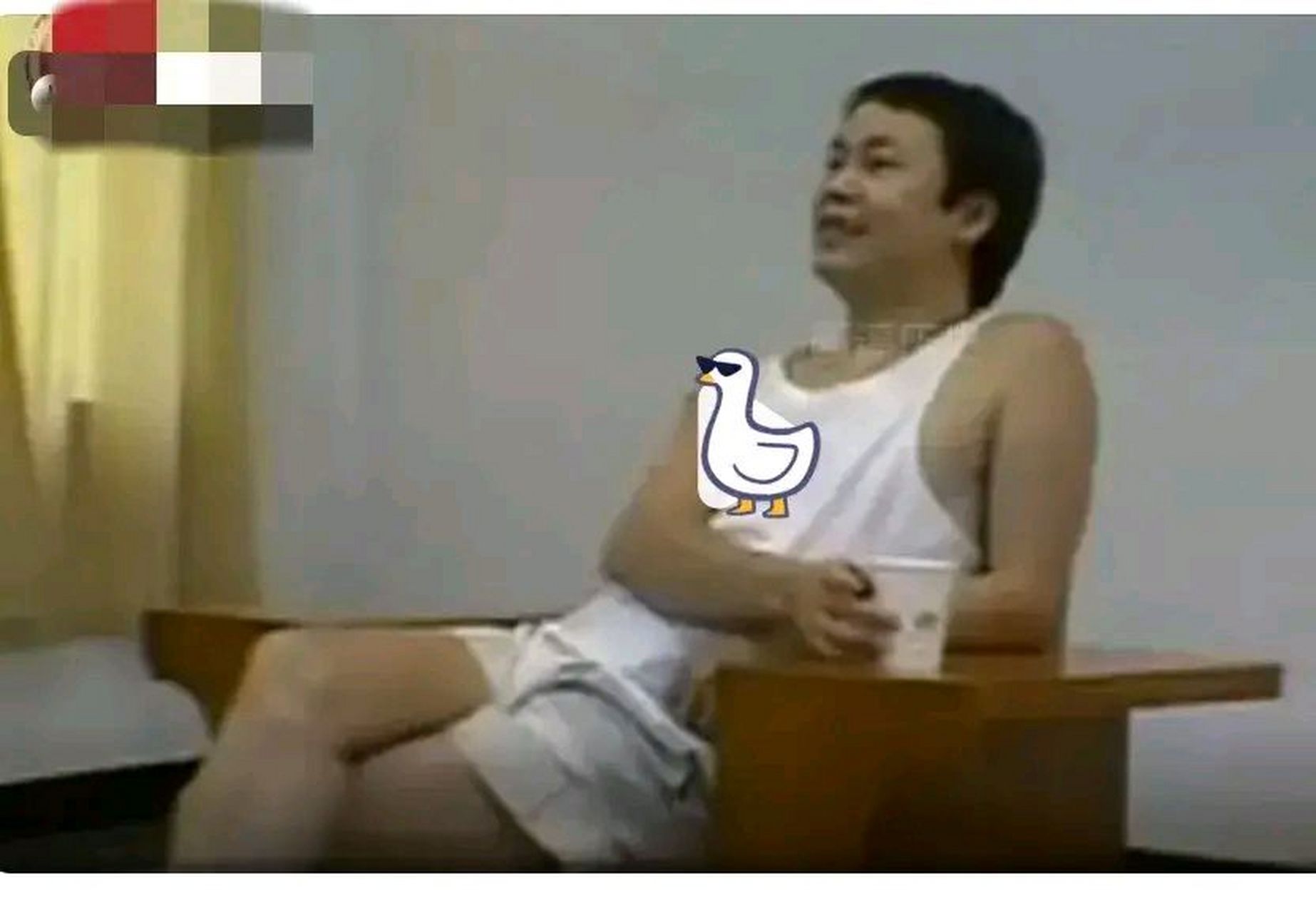 1998年"贼王"张子强抓获时的老照片,照片里他在看守所里悠闲地坐凳子