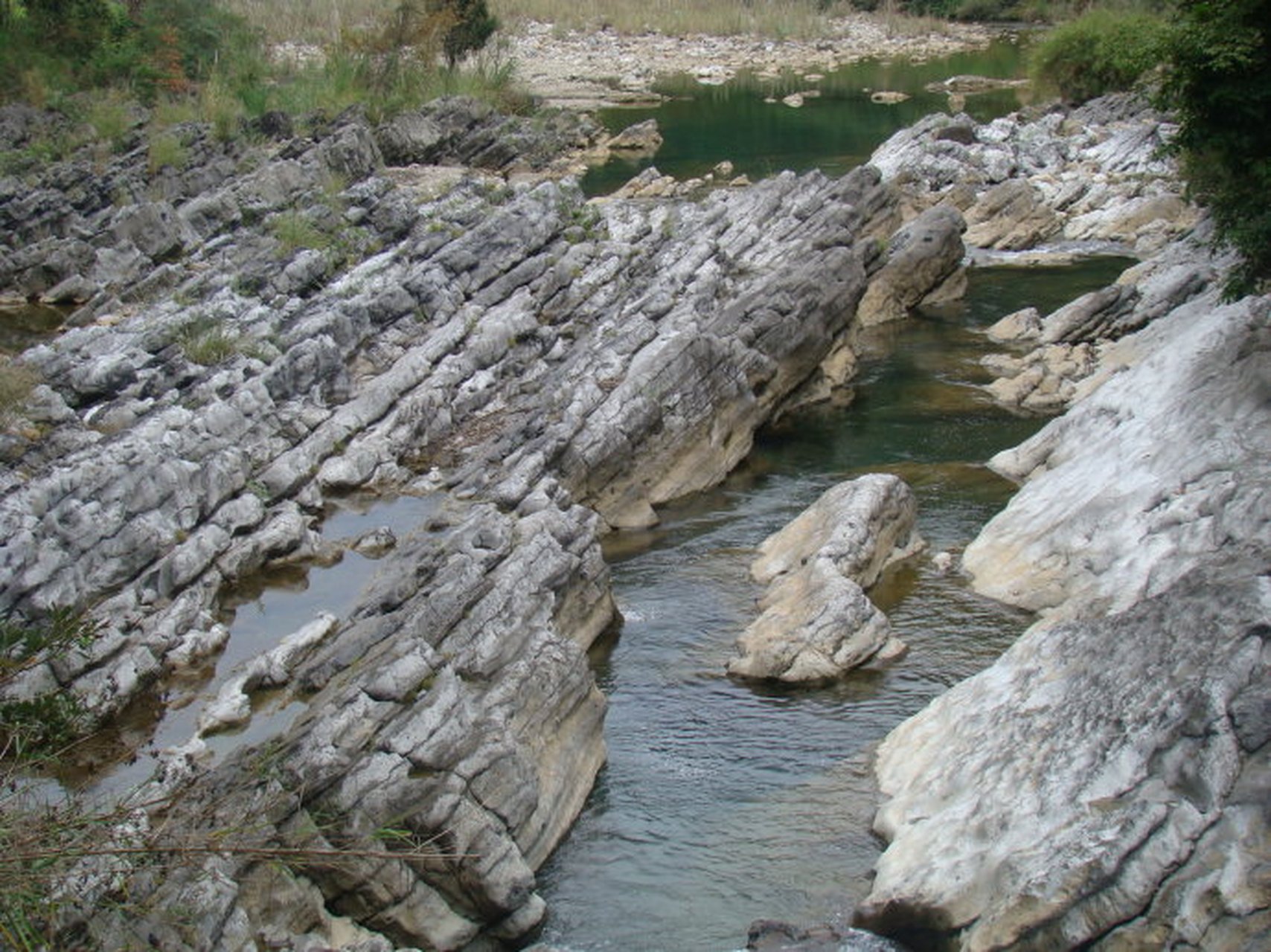 石灰岩(limestone),简称灰岩,又叫石灰石,是以方解石为主要成分的碳酸