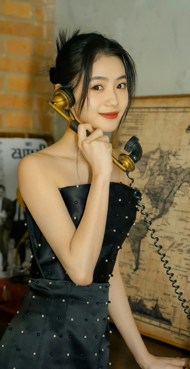 刘浩存# 单眼皮美女天花板,肤白貌美,身材曼妙,甜美清纯,可爱妩媚