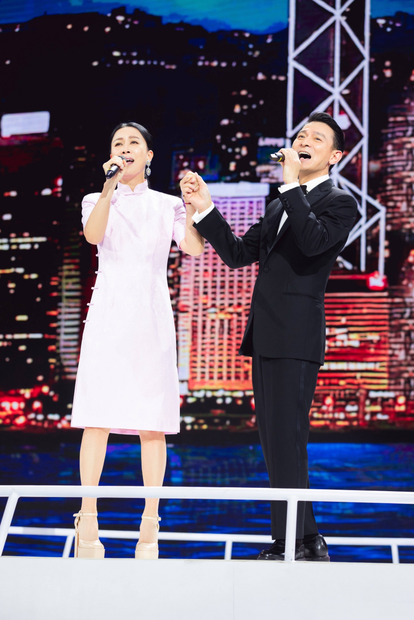 55岁那英和61岁刘德华同框,那英一袭粉色旗袍真减龄,刘德华西装革履比