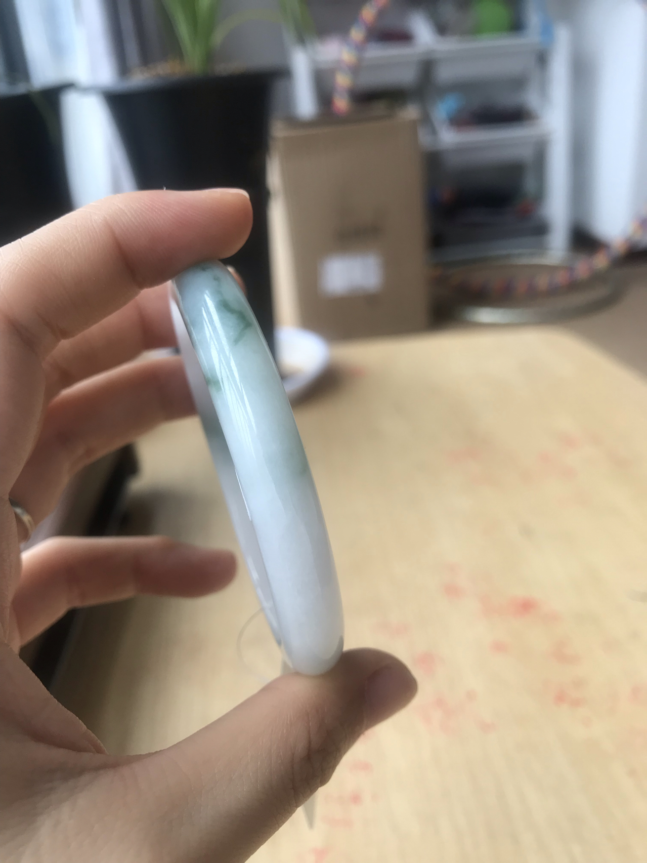 牛奶底白底飘花翡翠手镯,贵妃圈口 底子很细腻,白色部分很纯净