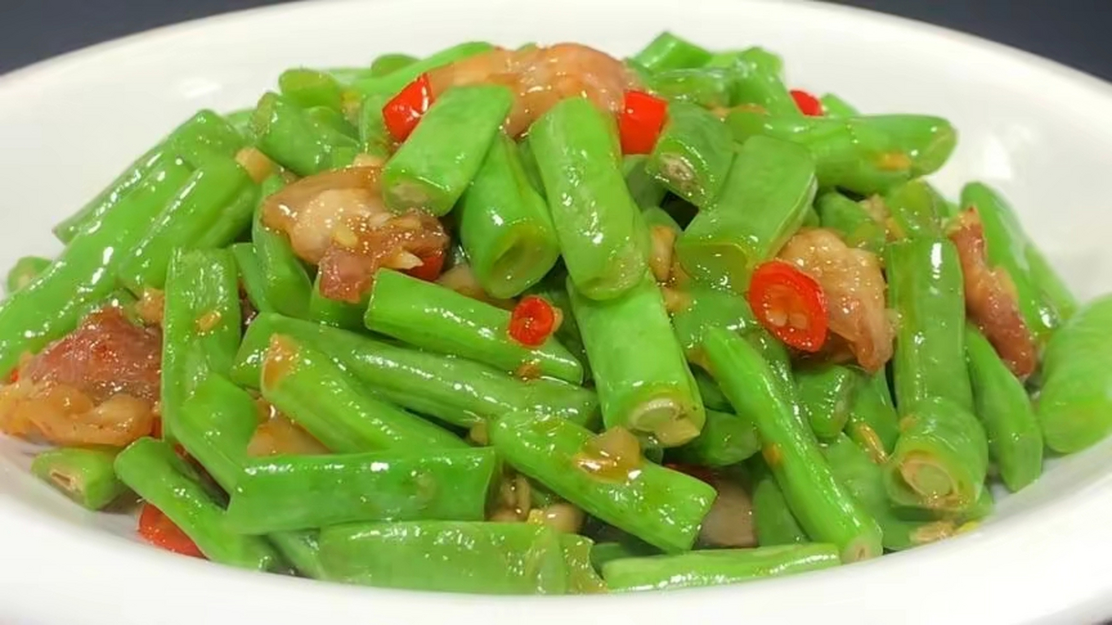 茄子炒豆角,小炒四季豆,凉拌苦瓜的家常做法  夏季雨水多,气温高,人体