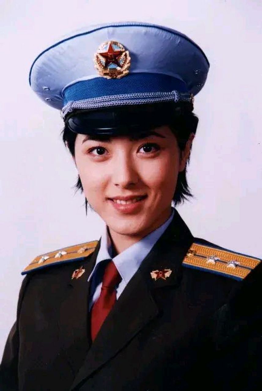 多年前,演员曾黎的一张军装照.