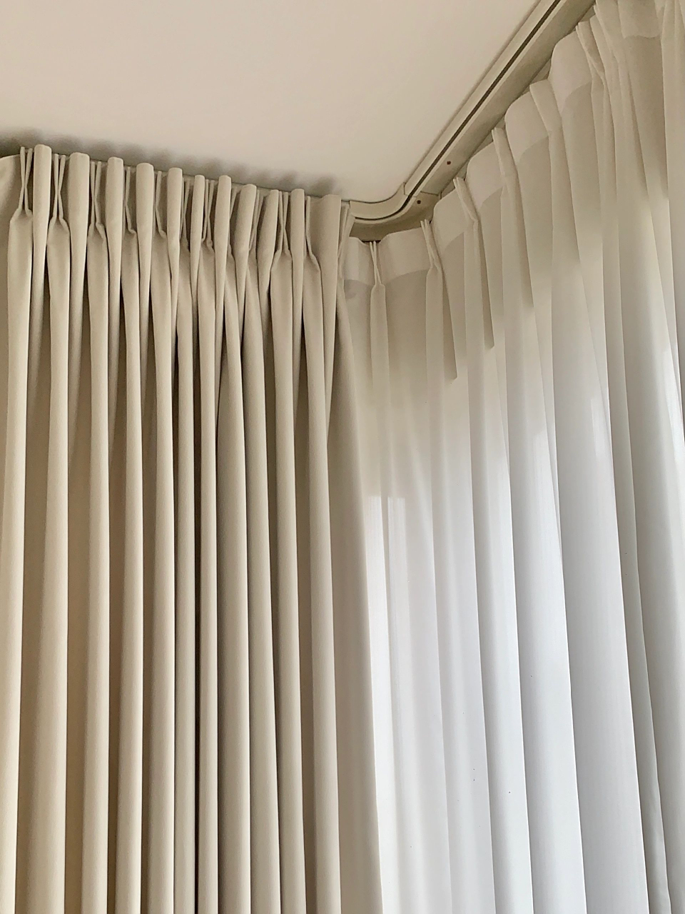 能劝一个是一个 跟我家一样没有预留窗帘盒的,顶装轨道做遮轨 拉动顺