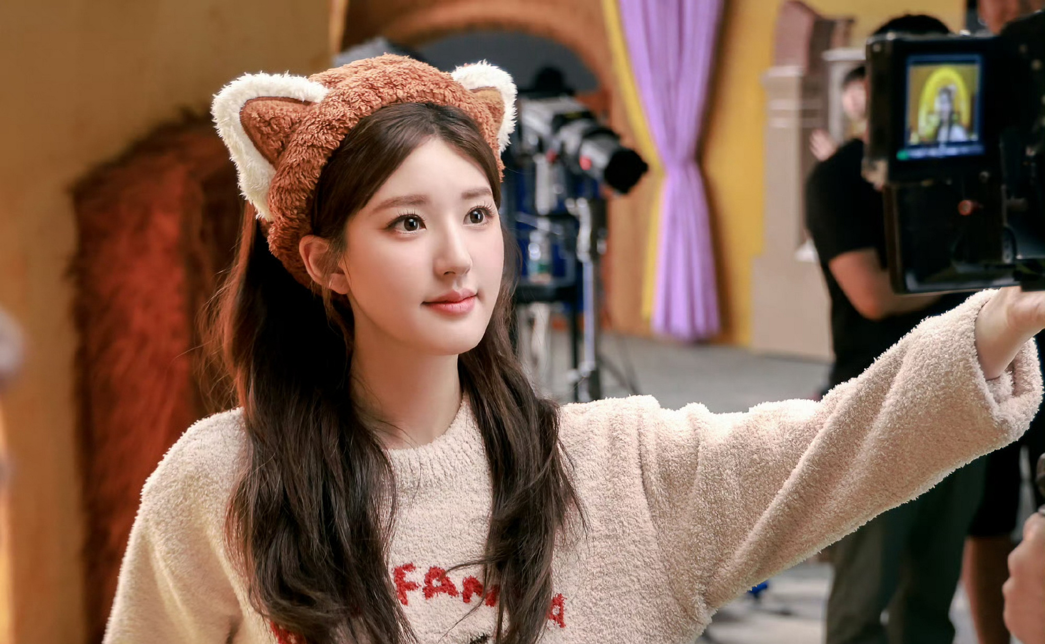 我要上热门#  赵露思戴的熊耳帽好可爱!