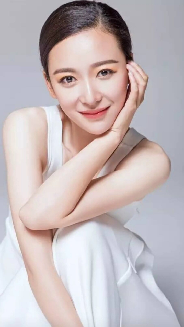 杨舒,10月24日出生于江苏省镇江市,工作于南京军区政治部前线文工团