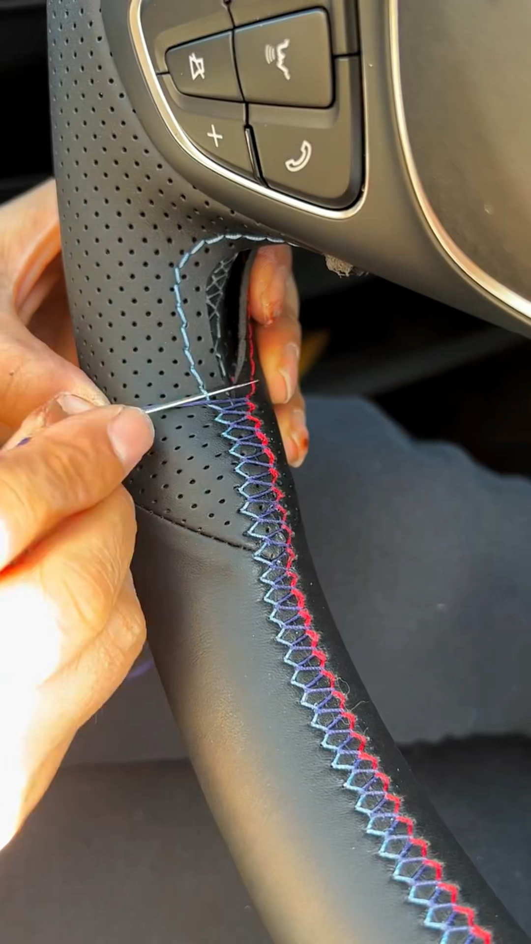 汽车手缝真皮方向盘套缝制走线教程!