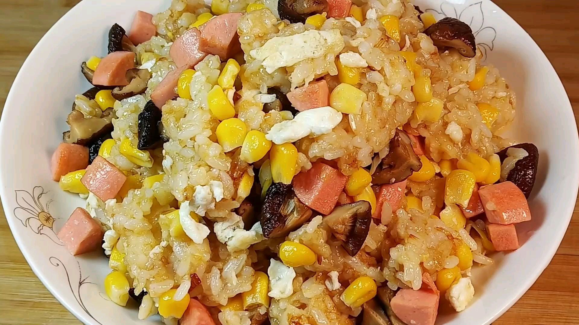 蛋炒饭这样做,孩子特别爱吃,做法简单,怎么也吃不够