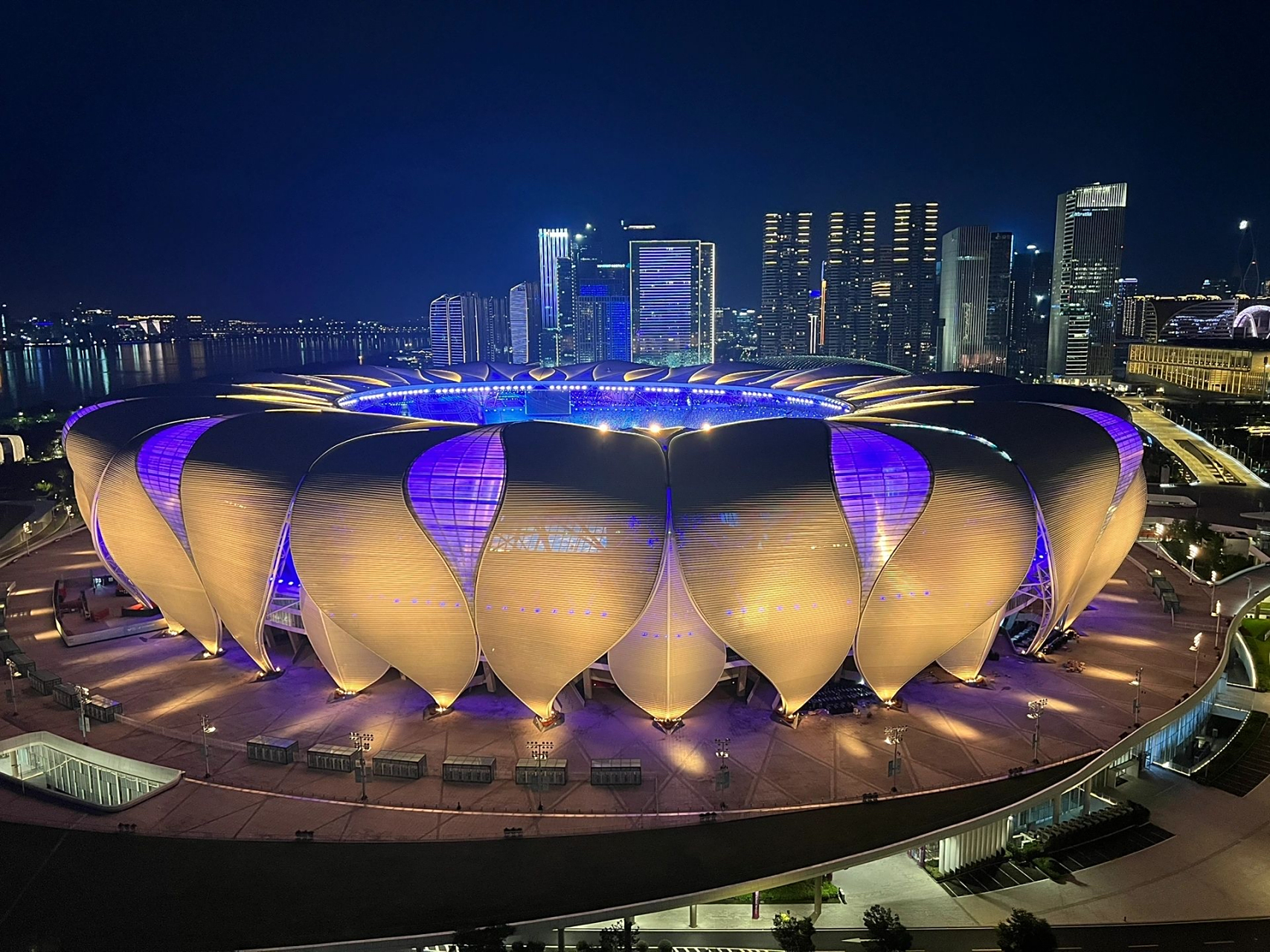 杭州亚运会主会场外观试灯,你喜欢哪一款?亚运临近,作为主体育场的大