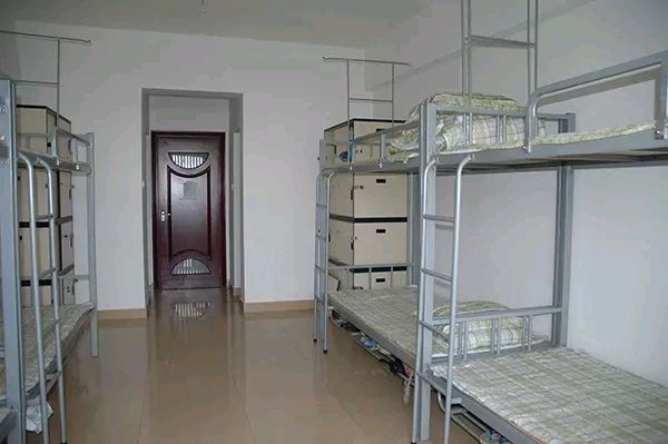 昨天去烟台送孩子开学,看到学校宿舍,感觉心里挺不是滋味.