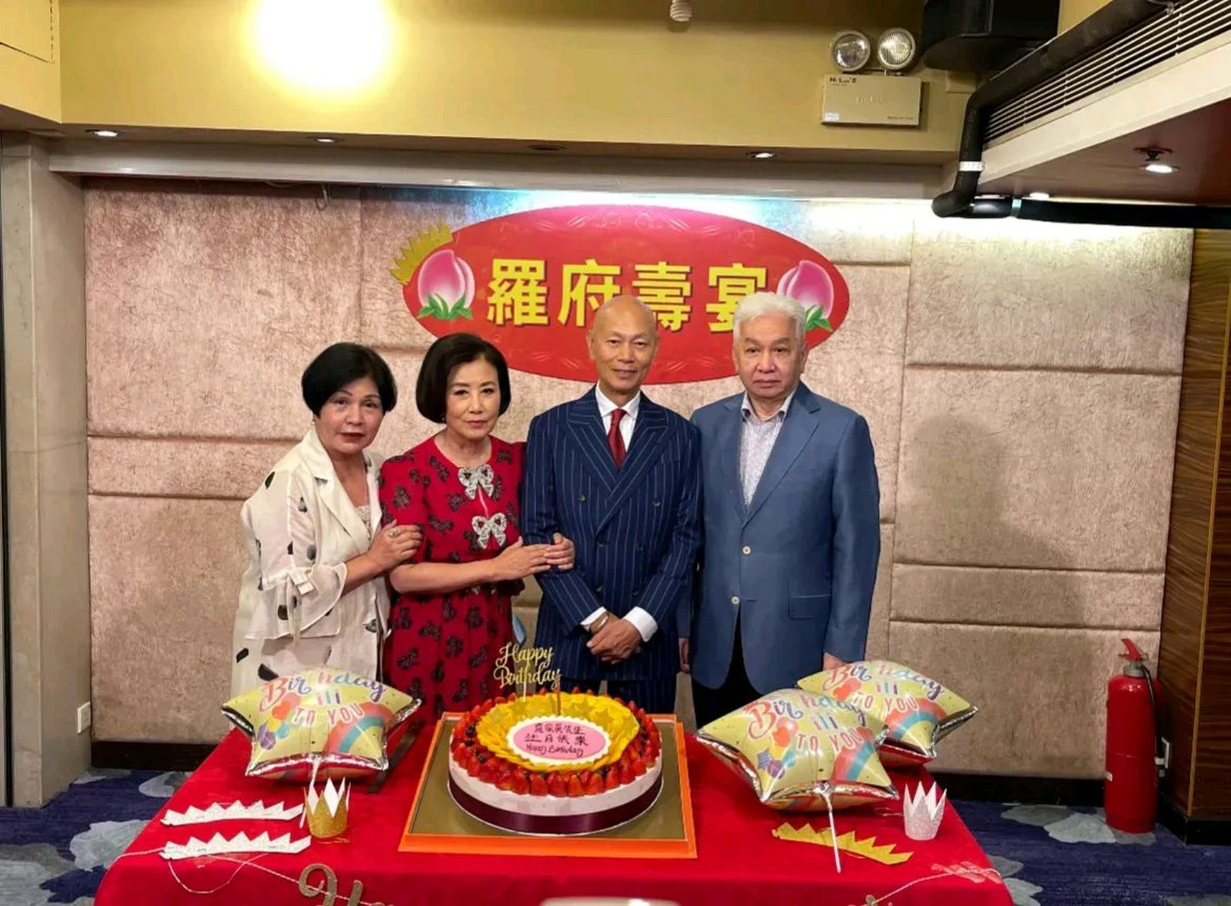 汪明荃晒出为老公罗家英庆祝76岁生日的照片,罗家英西装笔挺,身体看