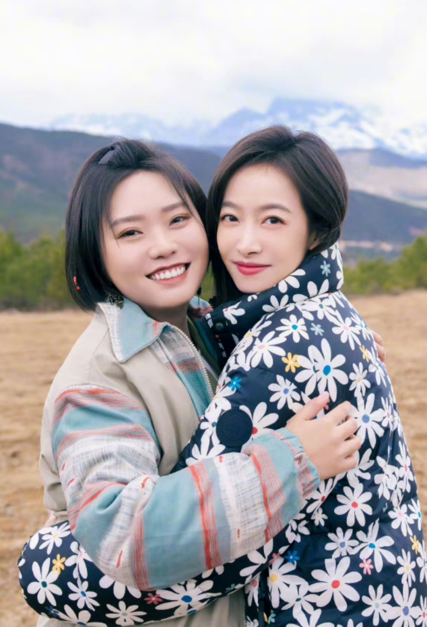 宋茜晒闺蜜合影,她和李雪琴通过录节目已经成为知心的好姐妹,演艺圈