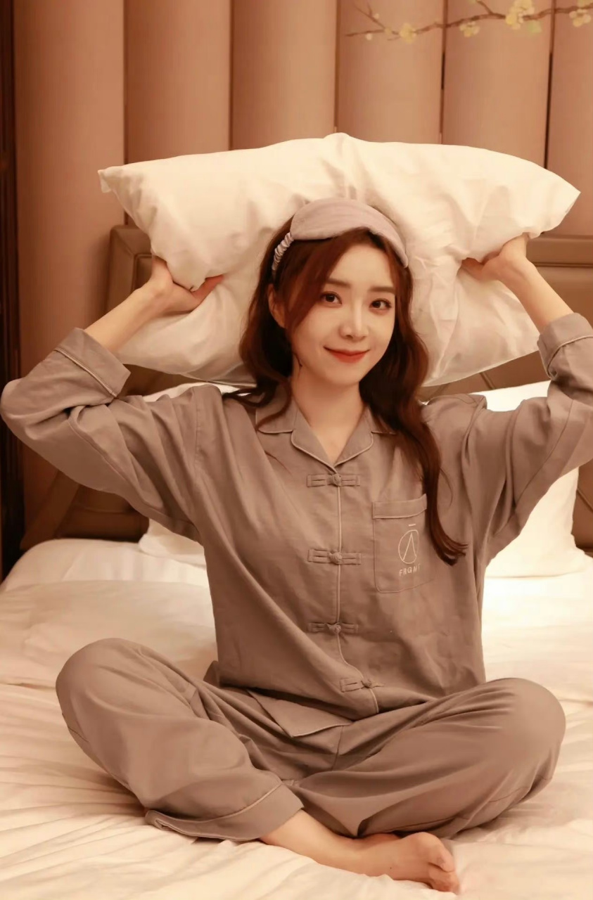 余霜穿着睡衣光着小脚丫坐在柔软的大床上,俏皮可爱的样子,怎能让人不