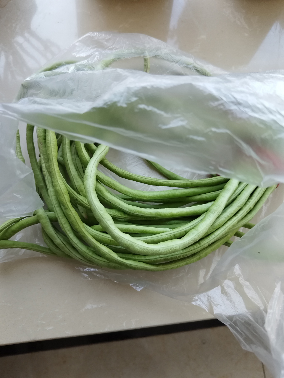 早上骑车上班的路上,看到有两位老人在路边卖自己家种的蔬菜.