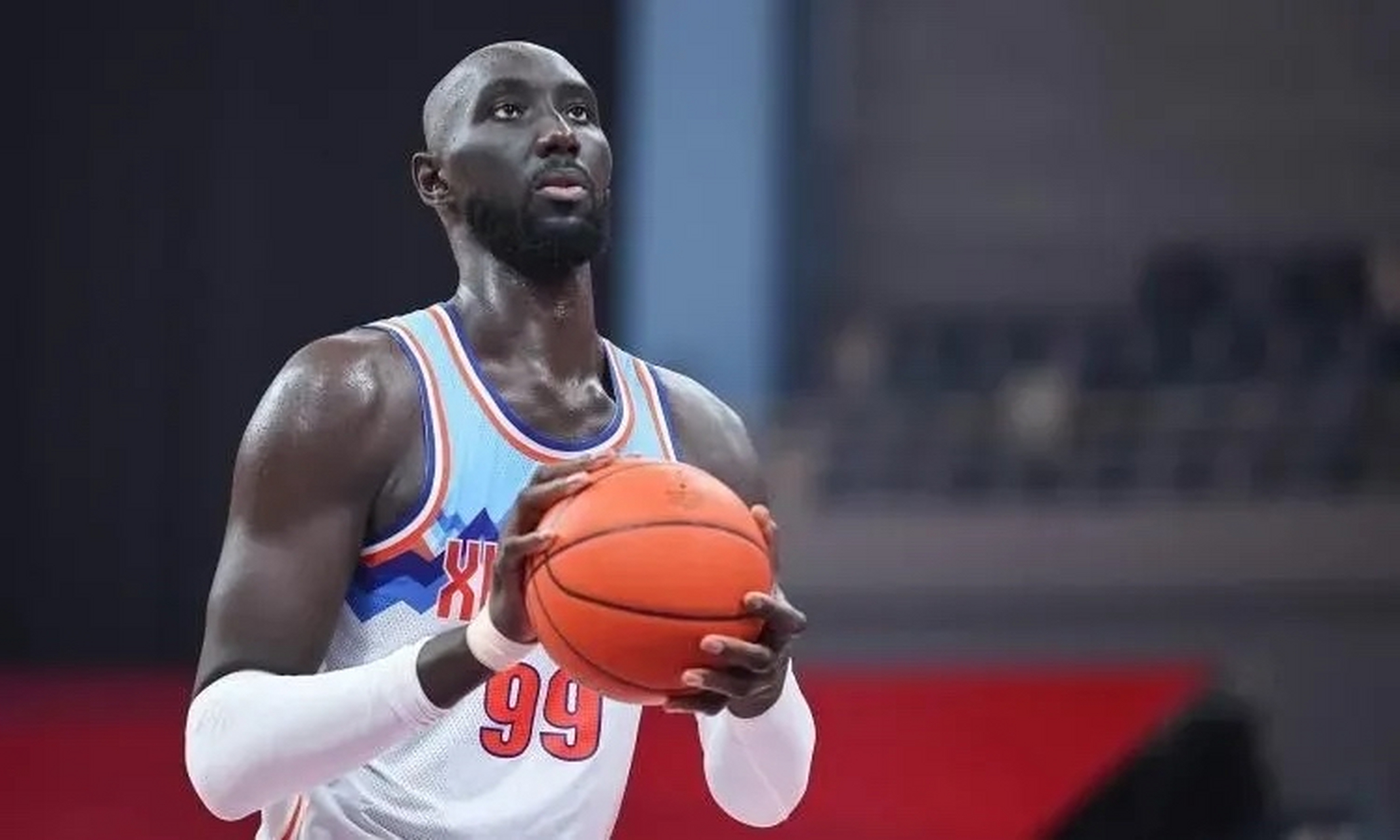 新疆男篮外援法尔,最近在采访中表示cba的对抗比nba更强.