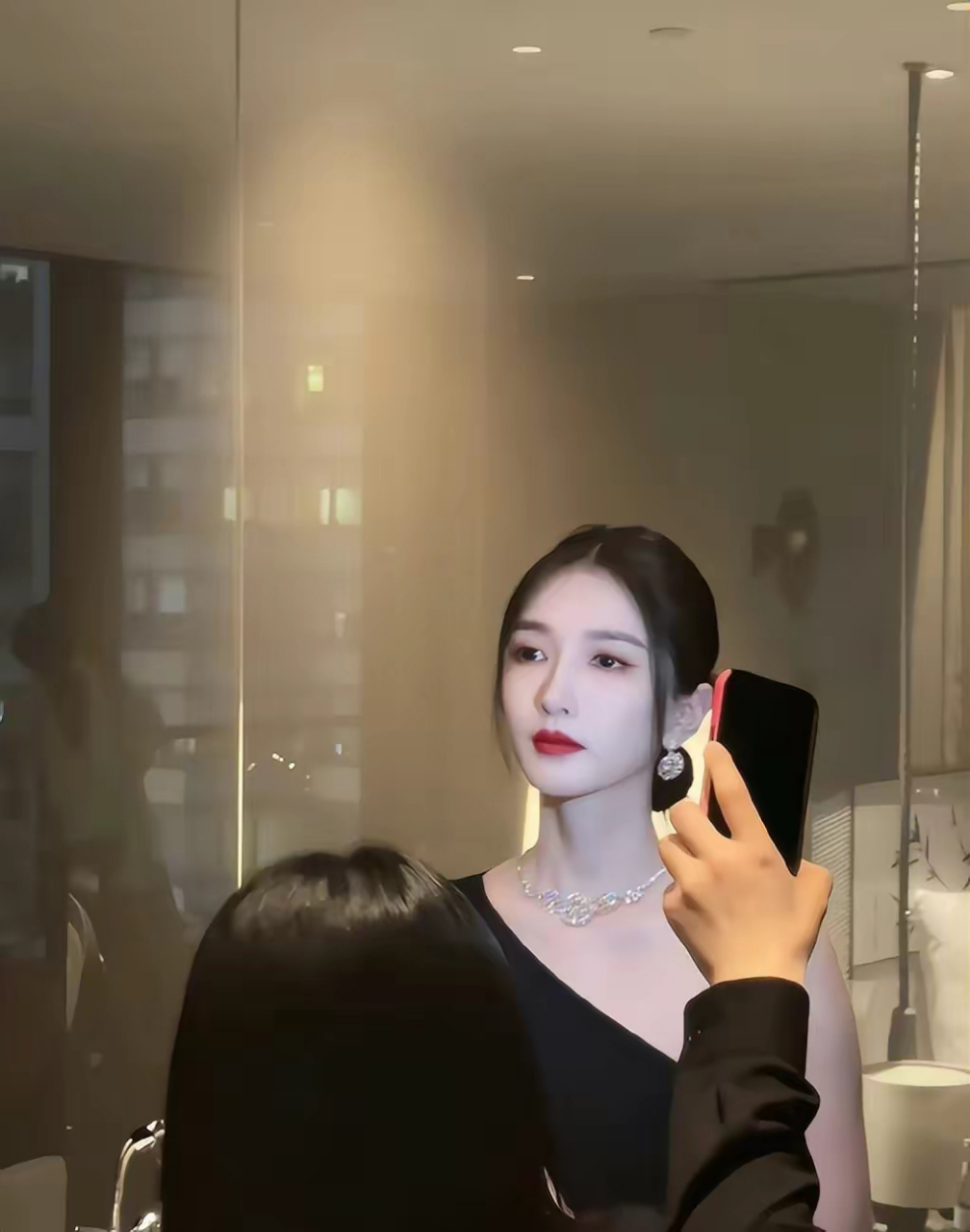 珊珊晒出与艺人江疏影,卢靖姗的合影,花姗姗与普通人合照头都算大的