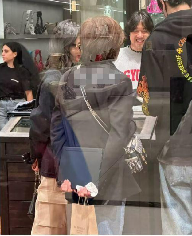 杨颖弟弟杨帆罕见露面,和姐姐伦敦购物被偶遇引热议
