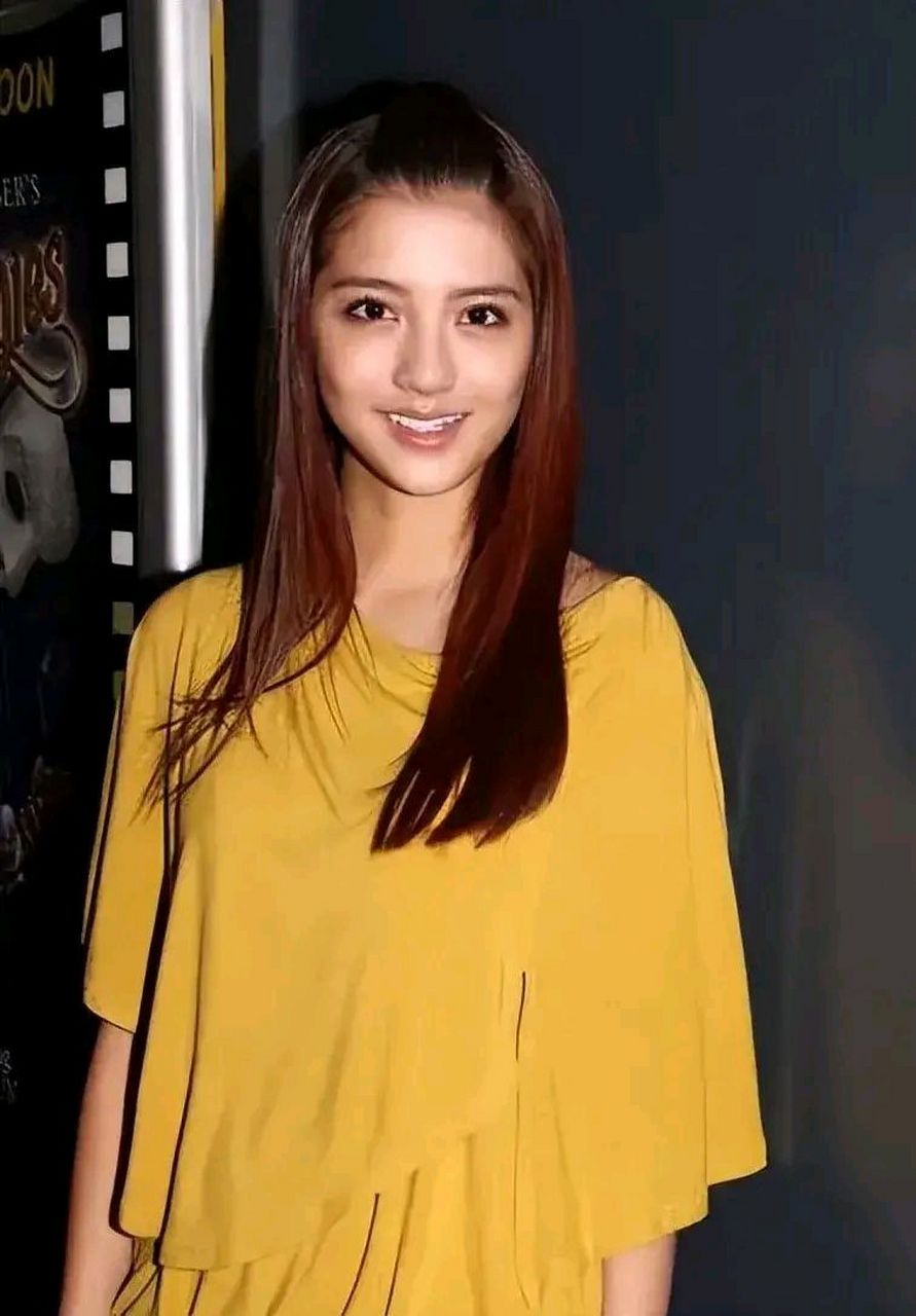 1993年10月27日出生于中国浙江省,中国香港女演员,广告模特,中法混血