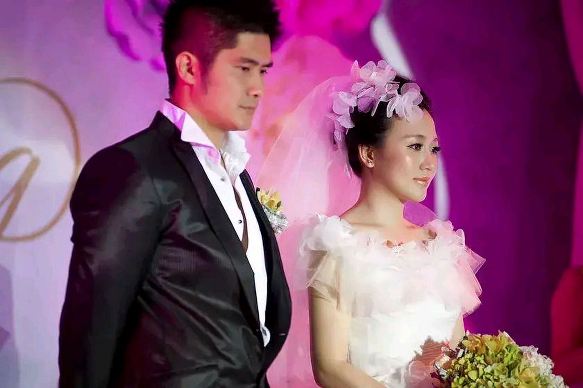 2012年,身价10亿的石磊娶了潘长江女儿潘阳,潘长江对这个女婿很满意