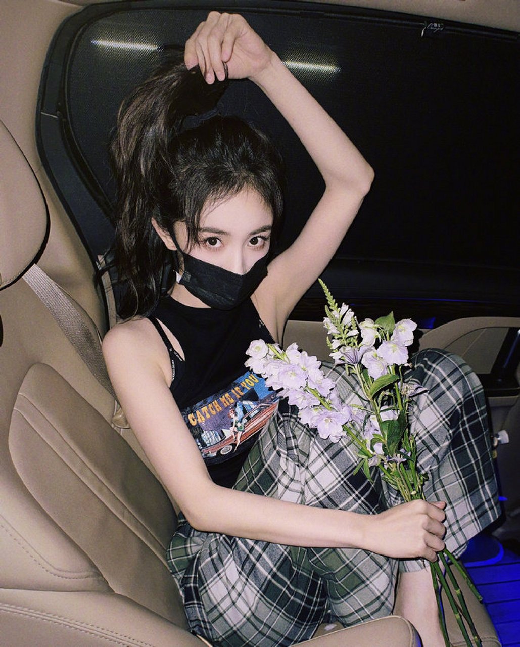 杨幂好美腻,大幂幂也有捧花头像了!