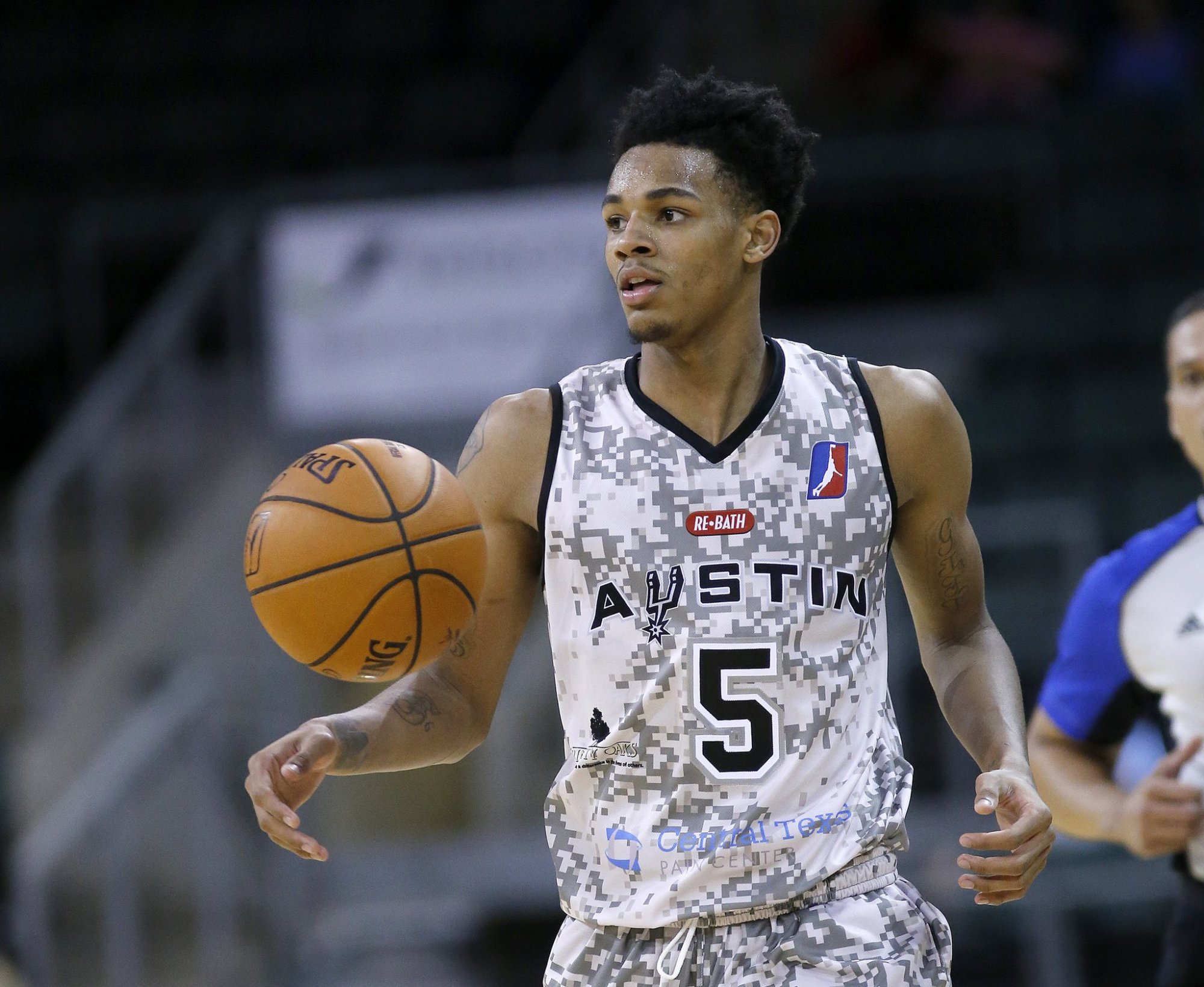 先后被人夸奖,德章泰.穆雷已成马刺基石球员