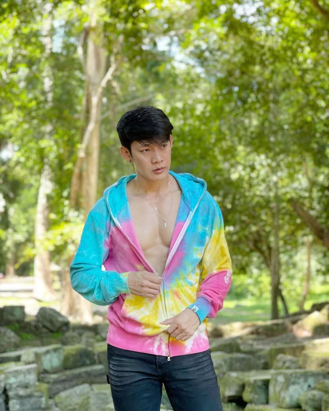 八块腹肌的95后型男,镜头前魅力十足,让人看了真是招架不住!