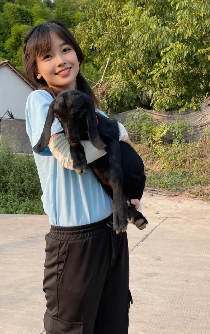 王冰冰拍摄外景节目偶遇小羊羔,她抱着小黑拍合影留念爱心满满,完全就