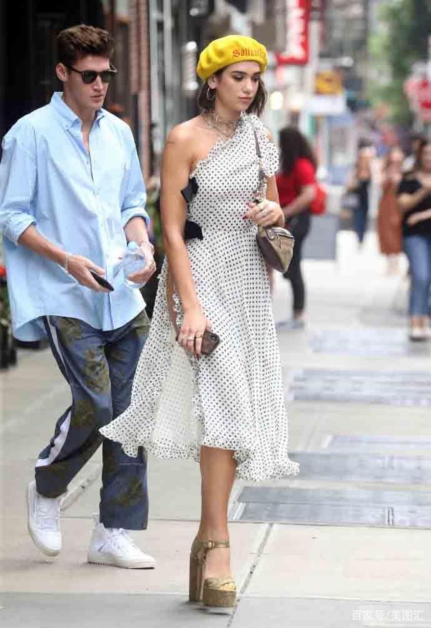 "啪姐"杜阿·利帕(dua lipa)的裙子很好看.